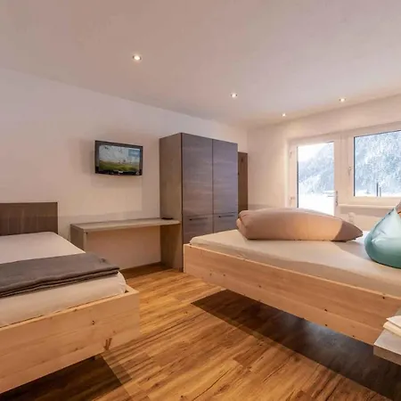 Freiraum * ノイシュティフト・イム・シュトゥーバイタール